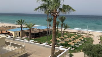 Playa privada, tumbonas y sombrillas