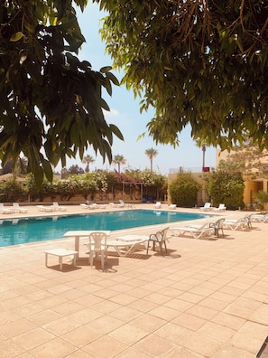 Piscina externa sazonal, guarda-sóis, espreguiçadeiras