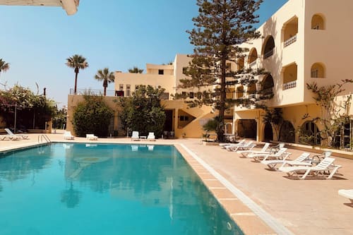 Piscine extérieure (ouverte en saison), parasols de plage