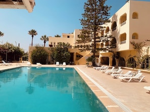 Seasonal outdoor pool, pool umbrellas, sun loungers - Sol Palmeras Beach - Family Hotel (Sousse)