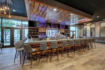 Bar (on property) at Marriott Dallas Allen Hotel & Convention Center