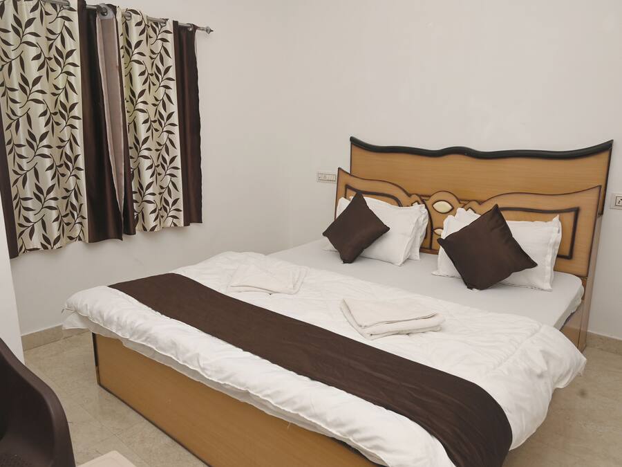 1 bedroom, desk, rollaway beds, free WiFi