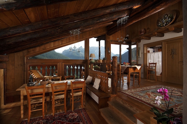 Double Room, 1 Queen Bed, Non Smoking (small double) | Living area | 24-inch flat-screen TV with digital channels, TV