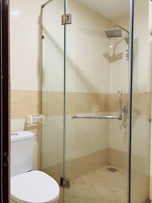 Buồng tắm vòi sen, đồ dùng nhà tắm miễn phi ́, máy sấy tóc 
