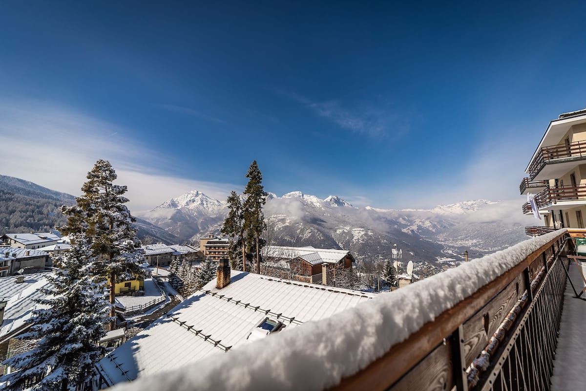 Un pueblo cubierto de nieve con edificios y árboles.