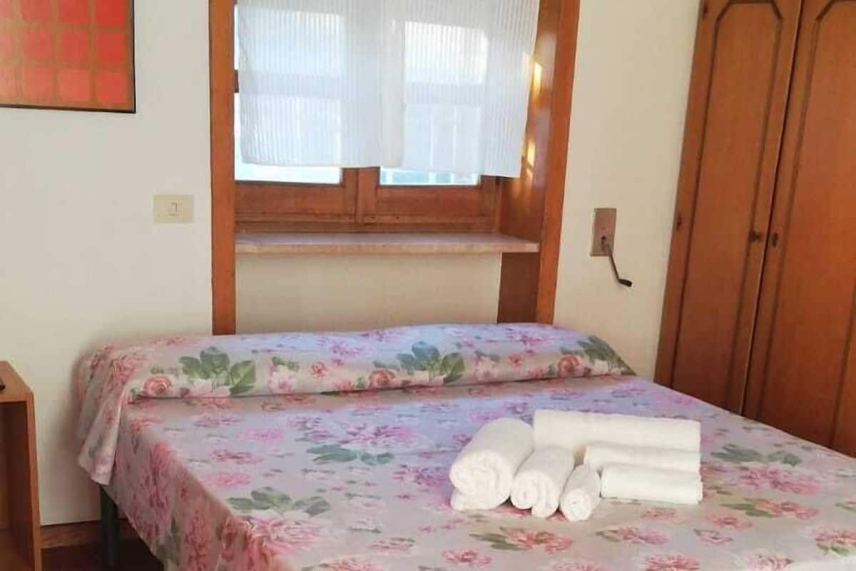 Blackout curtains, rollaway beds, free WiFi, bed sheets