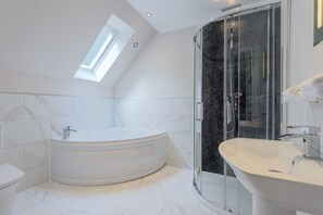 Superior-Doppelzimmer (Loch Oich) | Badezimmer | Kostenlose Toilettenartikel, Haartrockner, Handtücher
