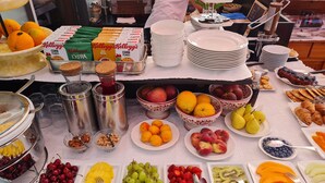 A buffet with various fruits, cereals, and condiments. - Casa Turchetti - Taormina (Taormina)
