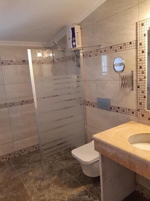 Family Apartment | Bathroom | Shower, bathrobes, slippers, towels - Dalyan Central Park Hotel - Adults Only (Ortaca)