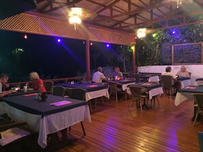 Petit déjeuner et déjeuner servis sur place, spécialités Cuisine turque