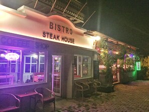 Se sirven desayunos, comidas, cenas y cocina turca