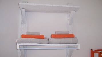 Shower, pengering rambut, kloset, dan handuk