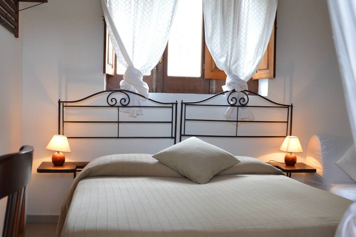 In-room safe, desk, bed sheets