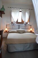 Cofres nos quartos, escrivaninha, roupa de cama