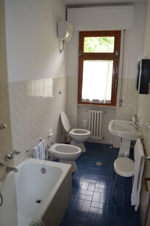 Shower, bidet, towels - Albergo Padellino (Vaglia)