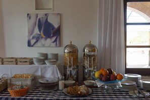 Colazione a buffet, servita tutte le mattine (10 EUR a persona) 