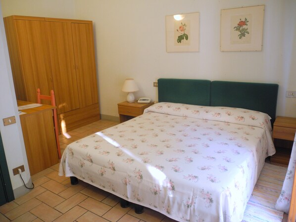 In-room safe, cots/infant beds, bed sheets