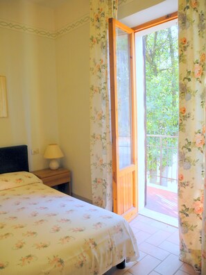In-room safe, cots/infant beds, bed sheets
