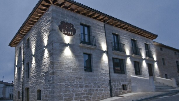 Un edificio de piedra con un letrero que dice "Bell" y varias ventanas.