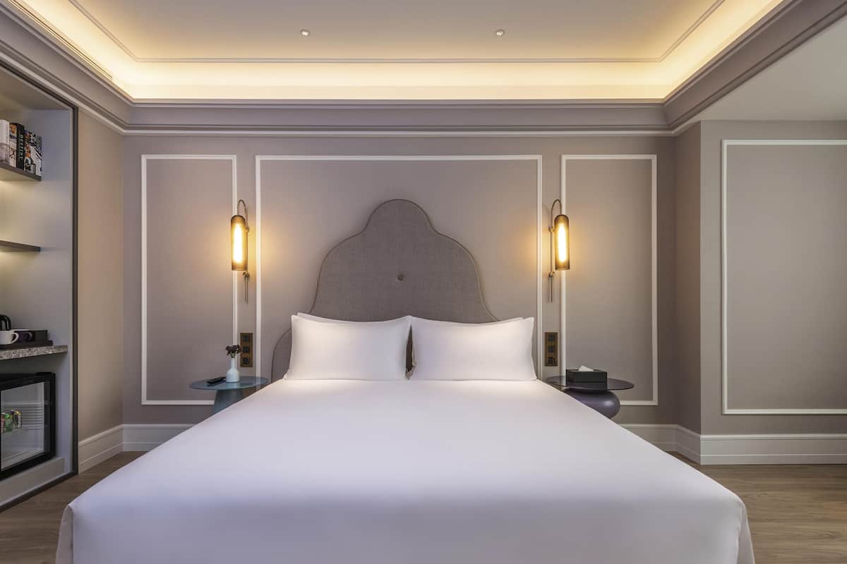 Deluxe Room, 1 King Bed | In-room safe, blackout drapes, soundproofing, rollaway beds