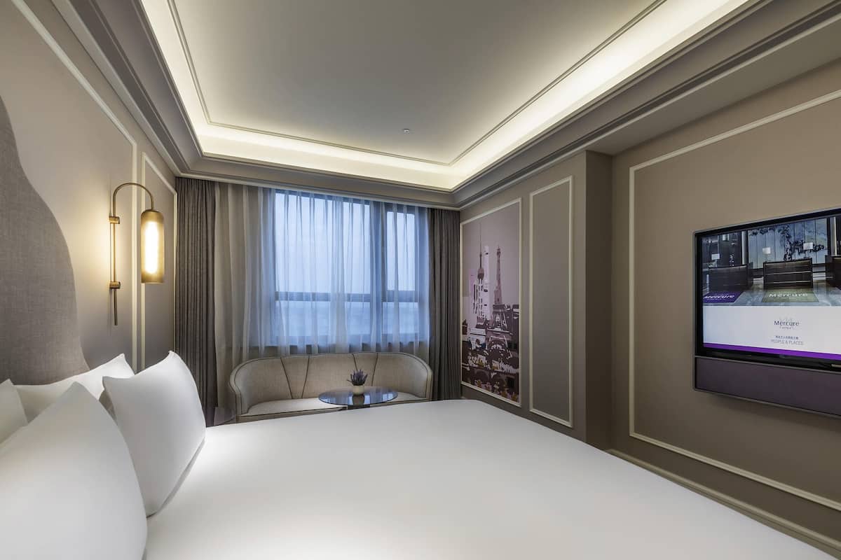 Safe på rommet, blendingsgardiner og lydisolert