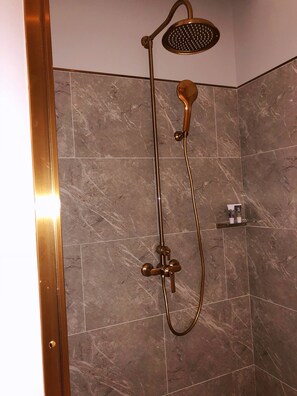 Een douche, een hydromassagedouche, gratis toiletartikelen