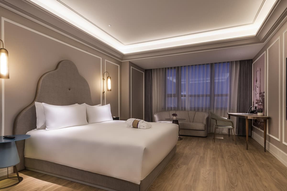 Privilege, Room, 1 King Bed | In-room safe, blackout drapes, soundproofing, rollaway beds