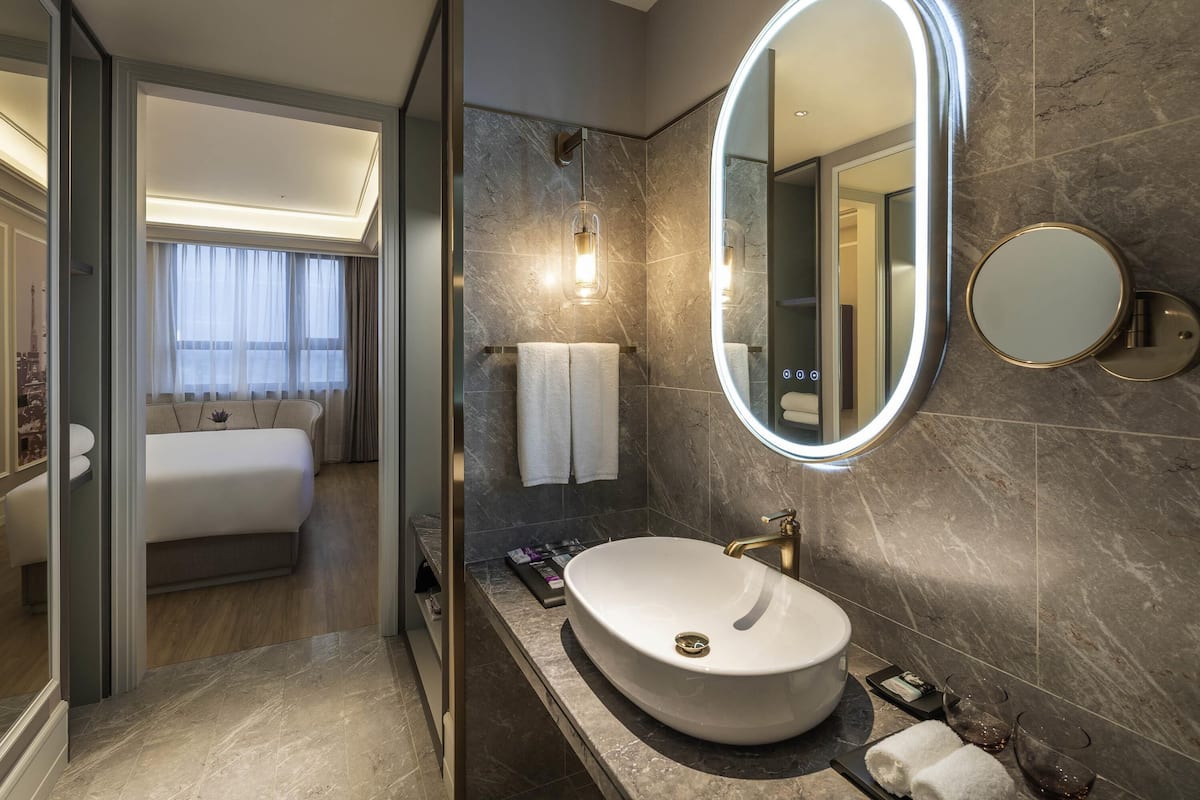 In-room safe, blackout drapes, soundproofing, rollaway beds