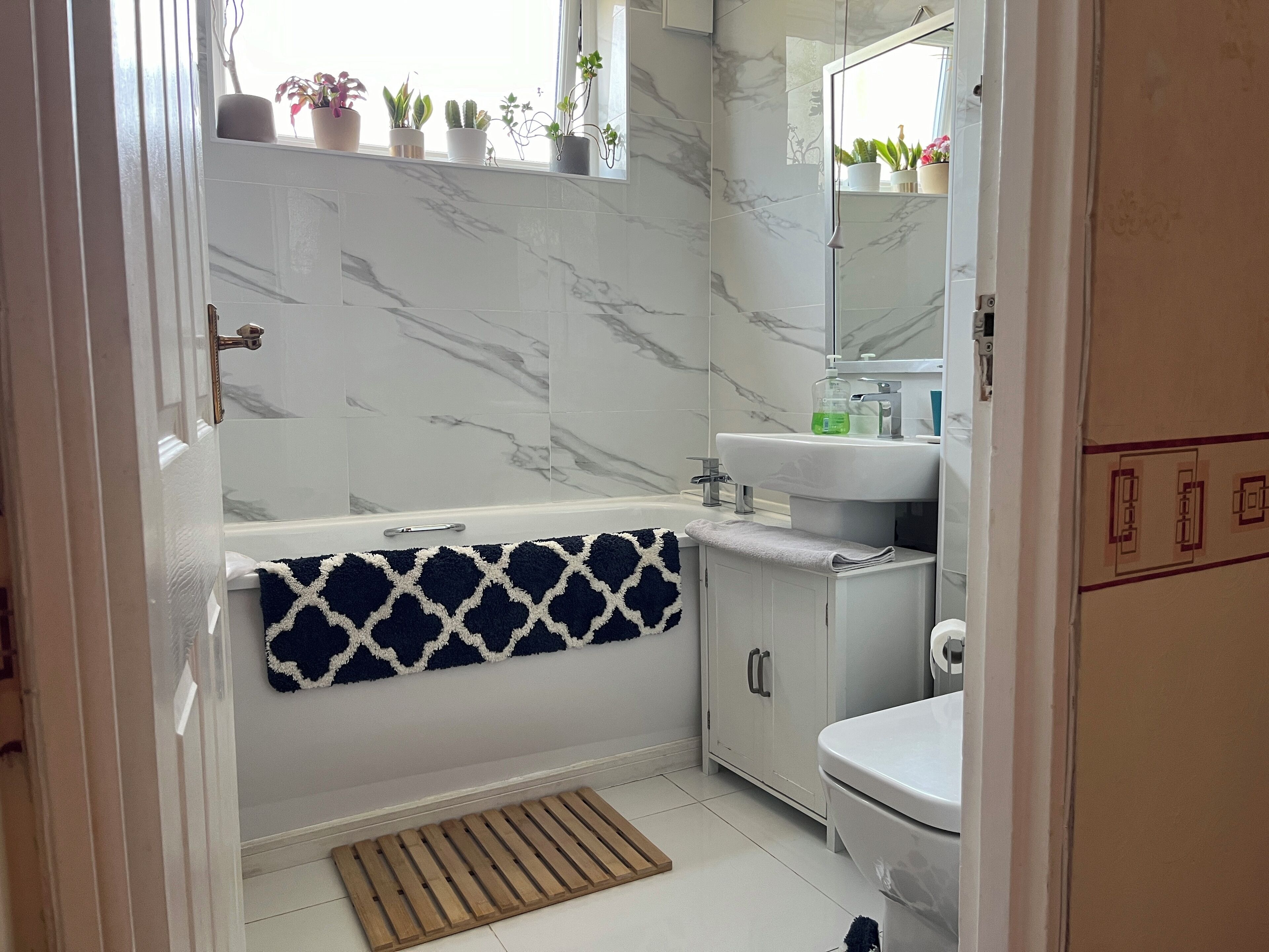 Bañera con ducha, artículos de tocador gratuitos, secador de pelo
