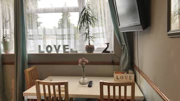 Quarto casal luxo | Opções para refeição no quarto