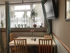 Kahden hengen deluxe-huone | Ruokailu omassa huoneessa