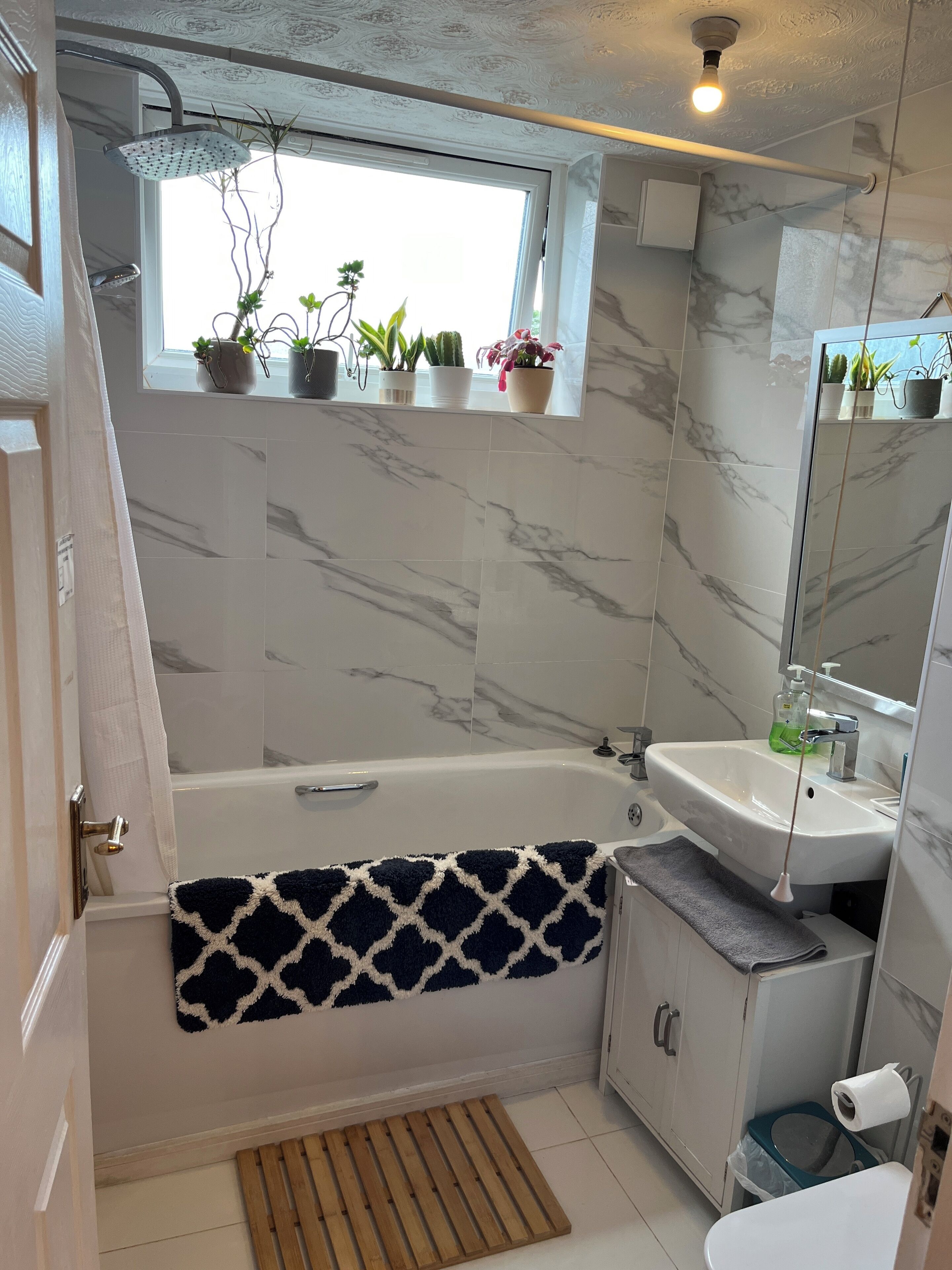 Combined shower/bathtub, free toiletries, hair dryer, slippers