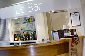 Bar (on property) - SOWELL RÉSIDENCES Le Port (Trouville-sur-Mer)
