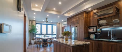 Penthouse panorámico | Cocina privada | Refrigerador, microondas, parrilla de estufa y tetera eléctrica