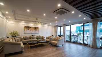 Penthouse Panorama | Area keluarga | TV