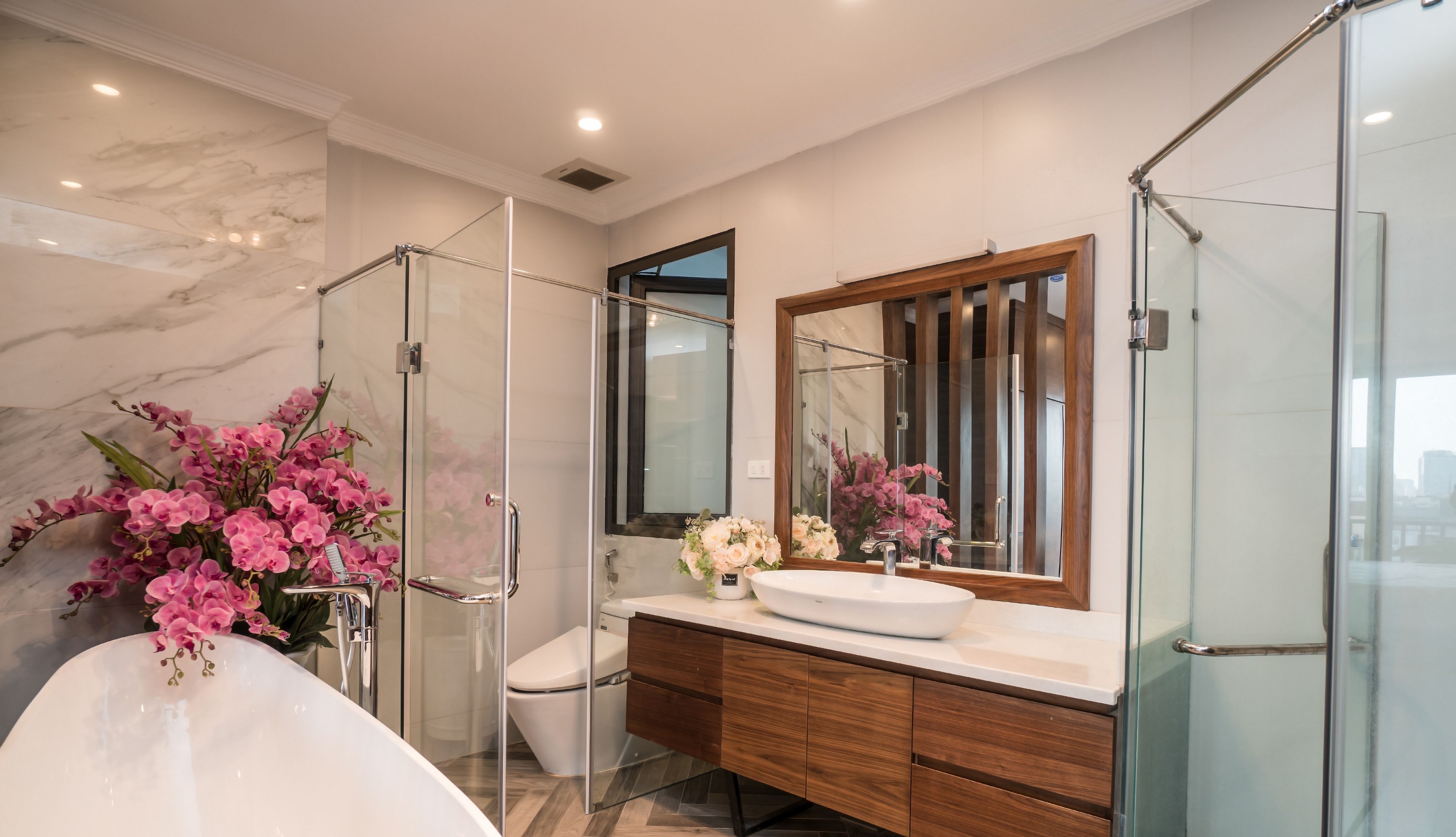 Panorama penthouse | Badkamer | Een diep bad, gratis toiletartikelen, een haardroger, pantoffels
