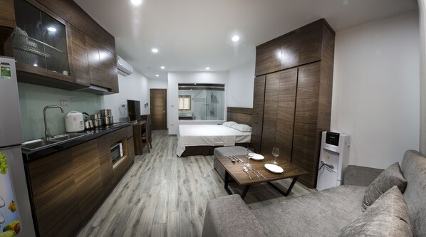 King Deluxe Studio | Minibar, desk, laptop workspace, soundproofing - iRest Apartment (Hanoi)