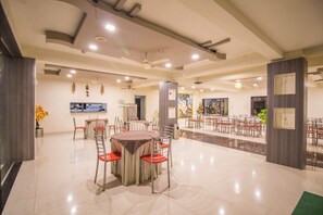 Desayuno continental (INR 200 por persona)