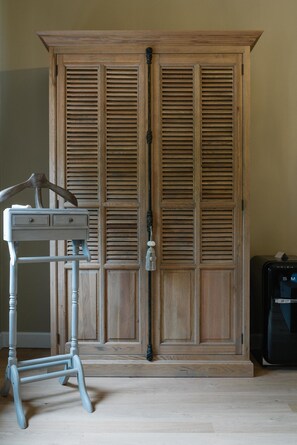 Deluxe Double Room, 1 King Bed (Olga) | Premium bedding, minibar, in-room safe, desk - Villa Copis (Borgloon)