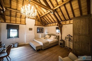 Quarto casal luxo, 1 cama King (Catherine) | Roupas de cama premium, frigobar, cofres nos quartos, escrivaninha