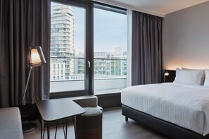 Estúdio superior, 1 cama King e sofá-cama, vista para a cidade | Vista do quarto