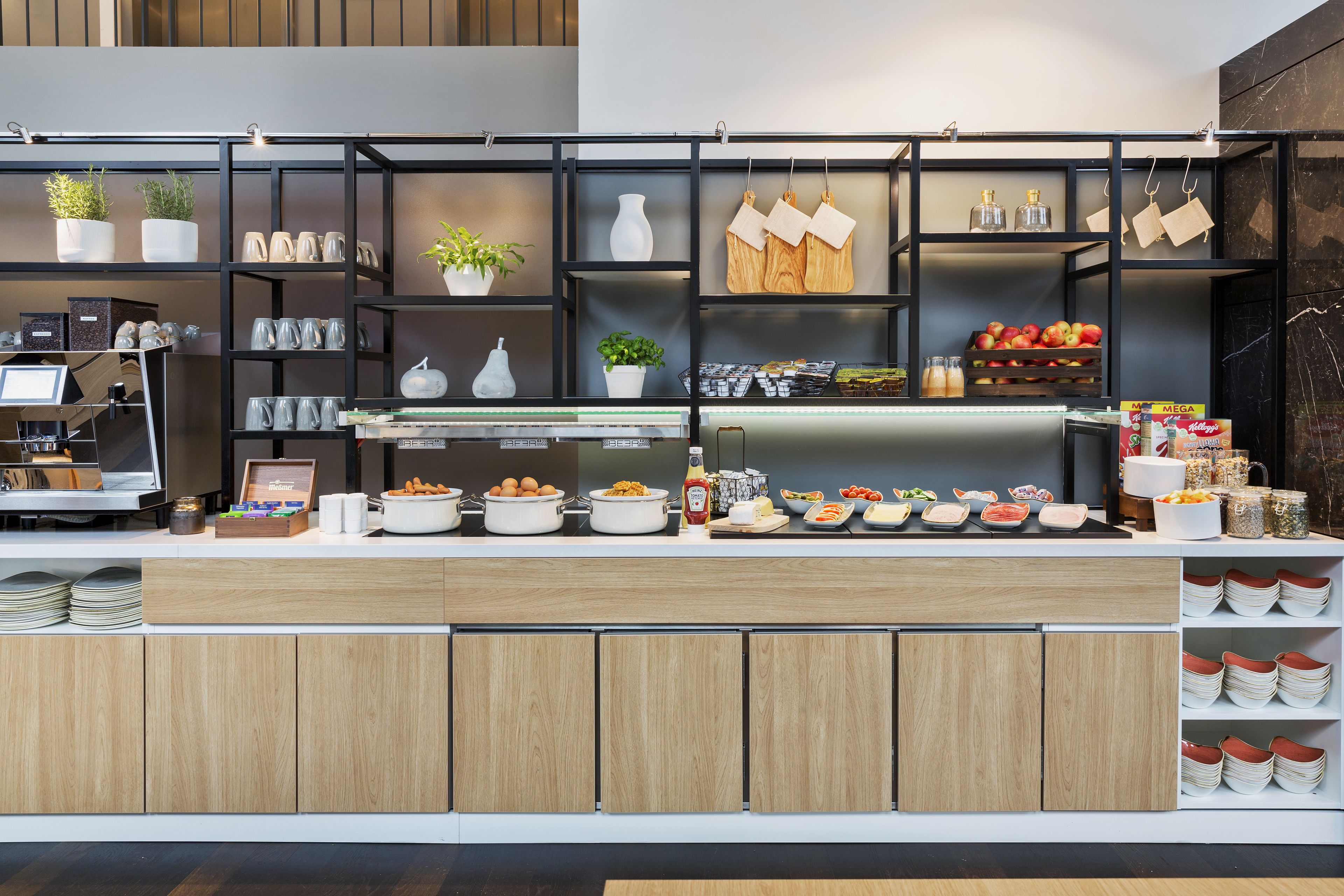 Disposição moderna de buffet com diversos alimentos, utensílios e prateleiras de armazenamento.