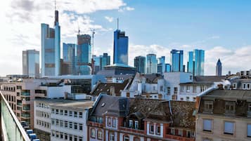 Horizonte urbano com arranha-céus modernos e edifícios antigos.
