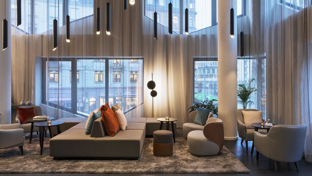 A modern living room with a sofa, armchairs, a coffee table, and a plant. - Residence Inn by Marriott Frankfurt City Center (Frankfurt)
