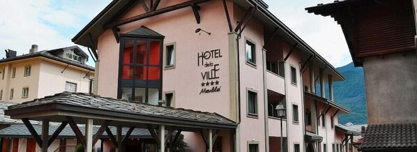 A pink building with a sign that reads "HOTEL de Ville Marble". - de la ville (Saint-Vincent)
