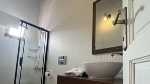 Standard Double Room | Bathroom - İrmak Bag Evi (Bozcaada)