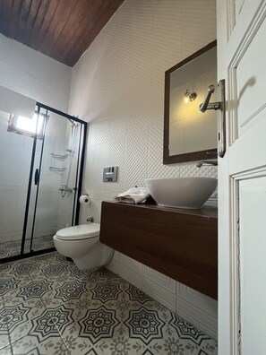 Standard Double Room | Bathroom | Shower, free toiletries, hair dryer, slippers - İrmak Bag Evi (Bozcaada)