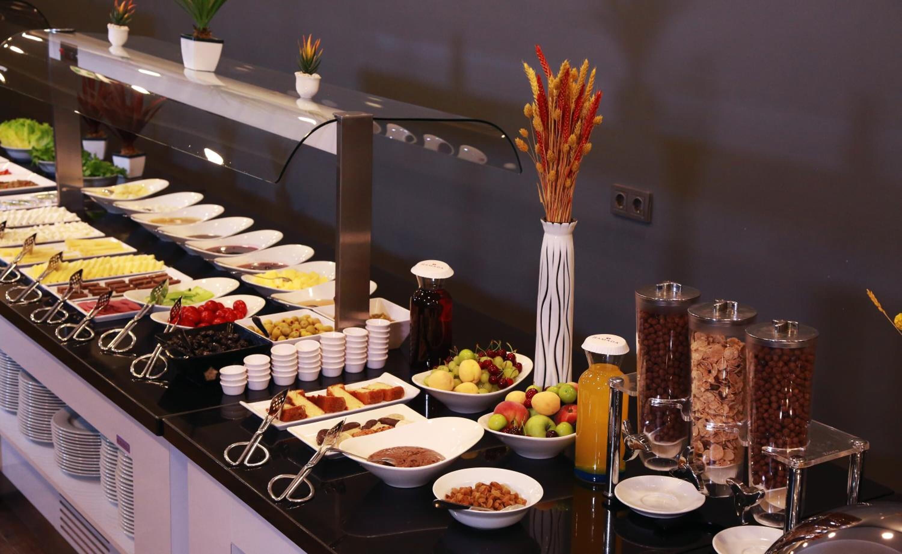 Breakfast, lunch, dinner served; local and international cuisine 