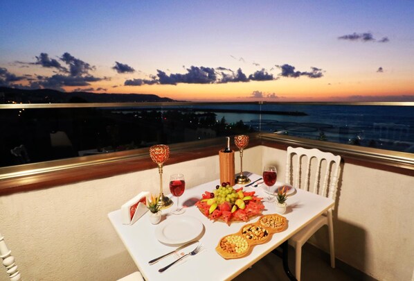 Breakfast, lunch, dinner served; local and international cuisine 