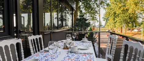 Se sirven desayunos, almuerzos y cenas; cocina local e internacional